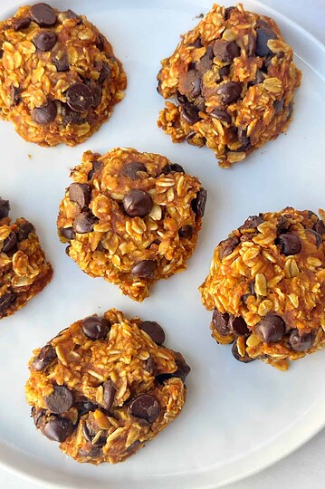 Chewy no-bake energy bites with oats, peanut butter, honey, and chocolate chips. Perfect healthy snack recipe from Lesswithlaur.