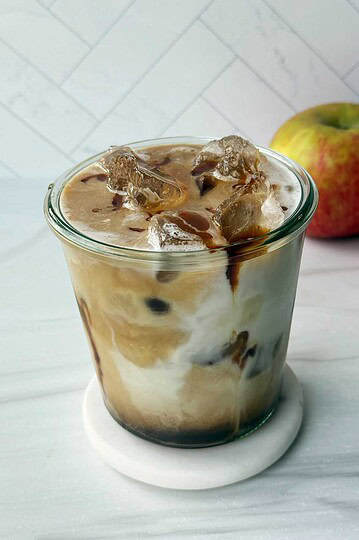 apple macchiato drink next to apples