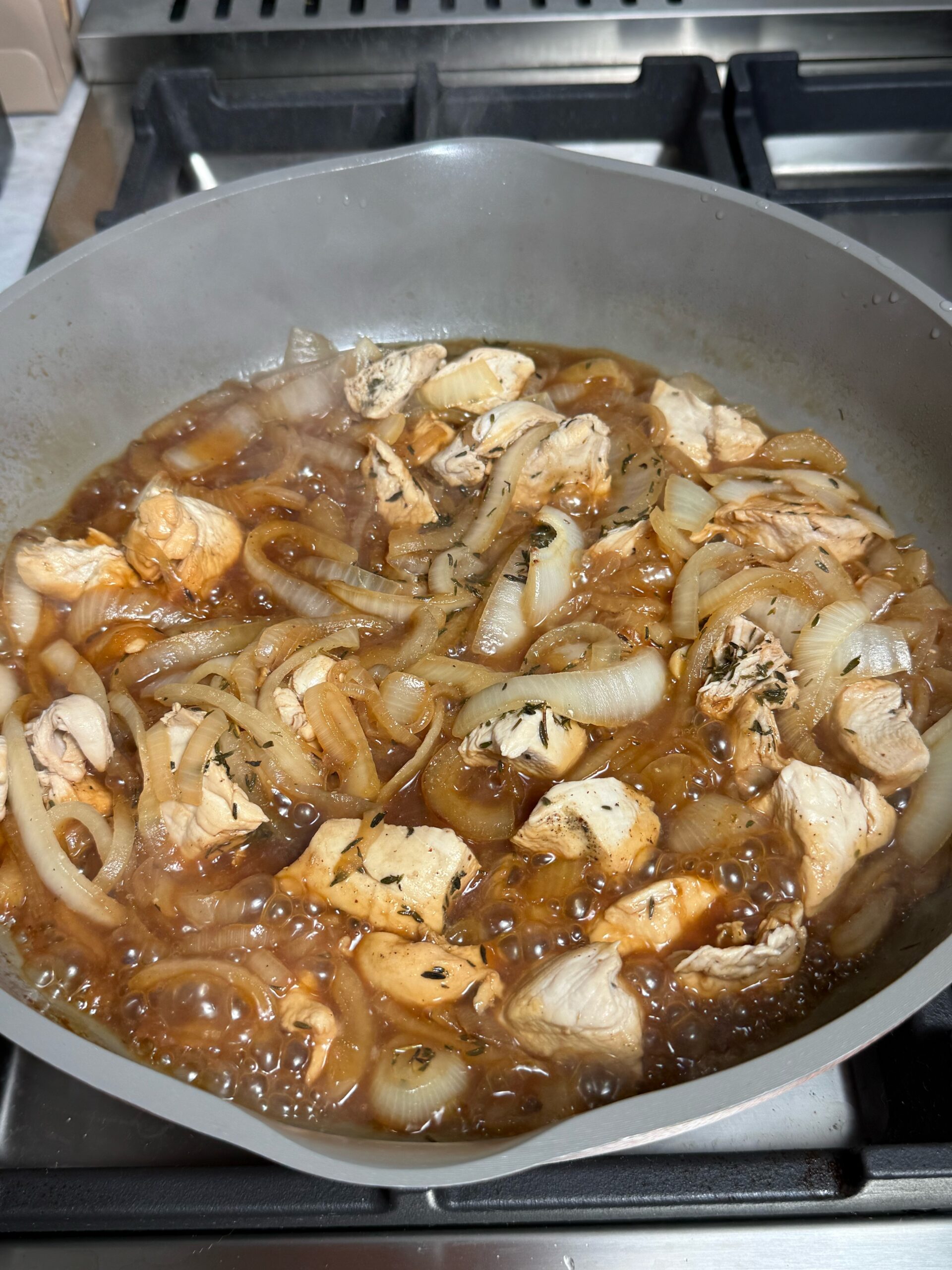 onions and chicken in sauce 